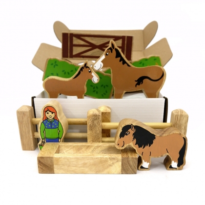Wooden horse playset - 11 figures